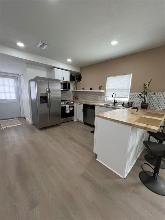 Active With Contract: $242,000 (2 beds, 1 baths, 763 Square Feet)