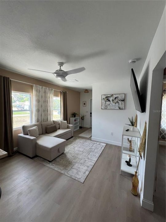 Active With Contract: $242,000 (2 beds, 1 baths, 763 Square Feet)