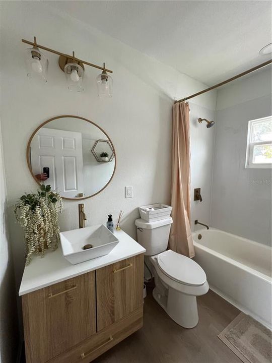 Active With Contract: $242,000 (2 beds, 1 baths, 763 Square Feet)