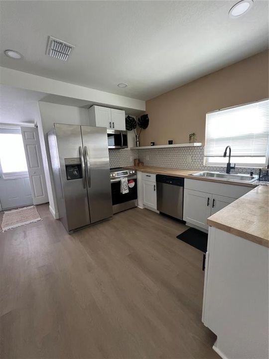Active With Contract: $242,000 (2 beds, 1 baths, 763 Square Feet)