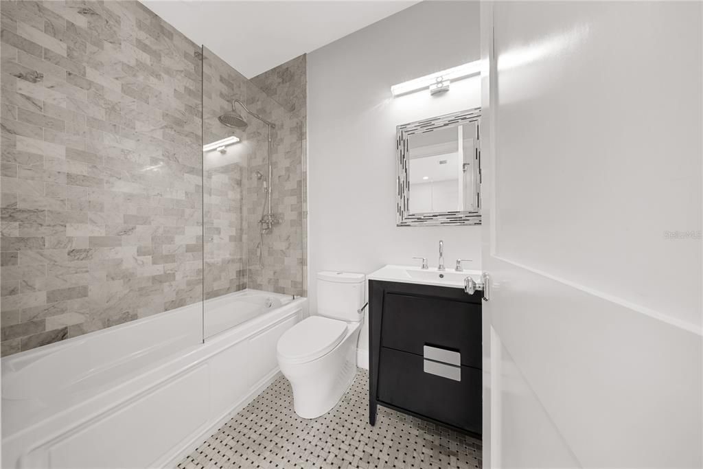 Activo con contrato: $3,350,000 (6 camas, 6 baños, 5283 Pies cuadrados)