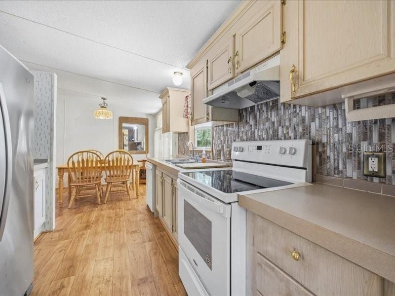For Sale: $385,000 (2 beds, 2 baths, 1040 Square Feet)