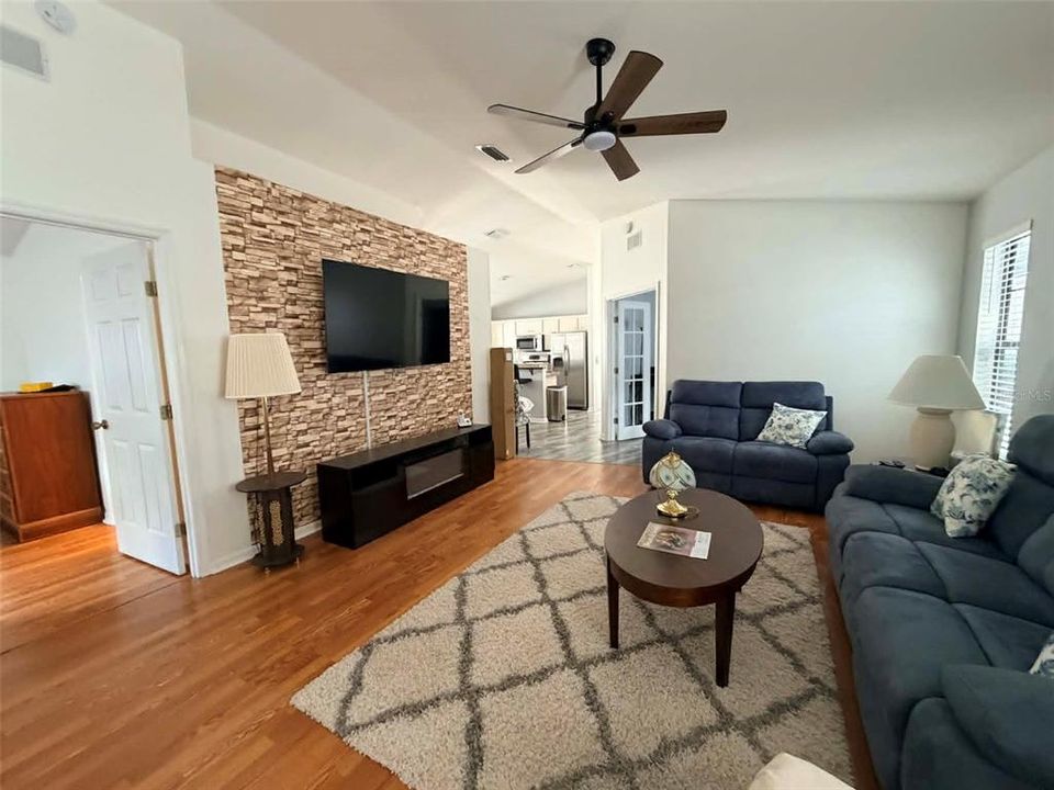 Activo con contrato: $215,900 (3 camas, 2 baños, 1329 Pies cuadrados)