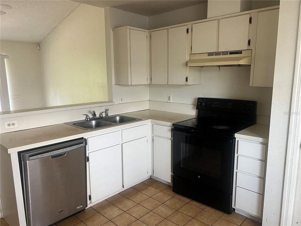 Active With Contract: $230,000 (3 beds, 2 baths, 1098 Square Feet)