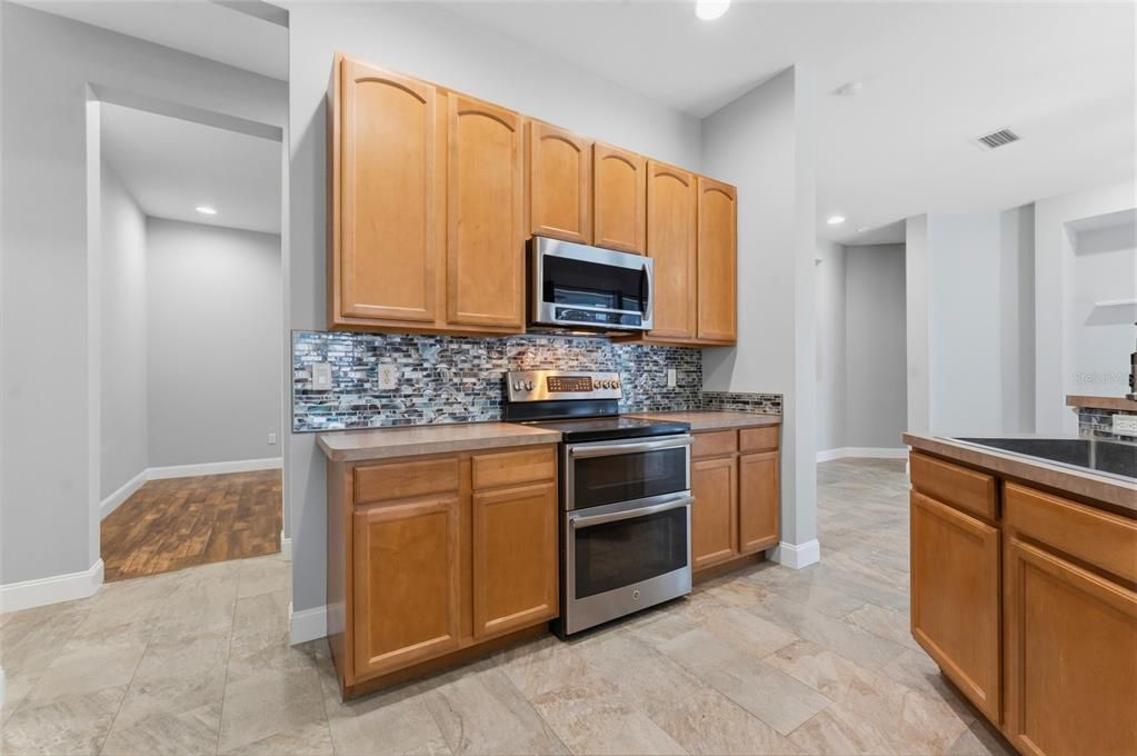 Activo con contrato: $525,000 (3 camas, 3 baños, 2444 Pies cuadrados)