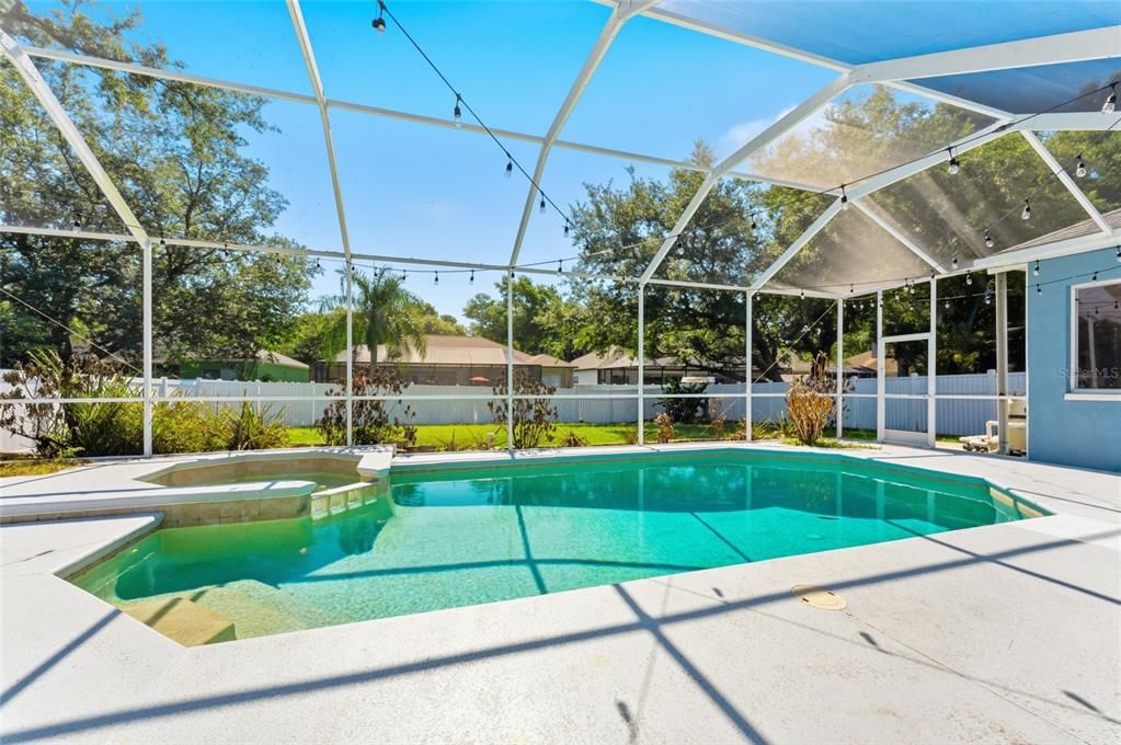 Activo con contrato: $525,000 (3 camas, 3 baños, 2444 Pies cuadrados)