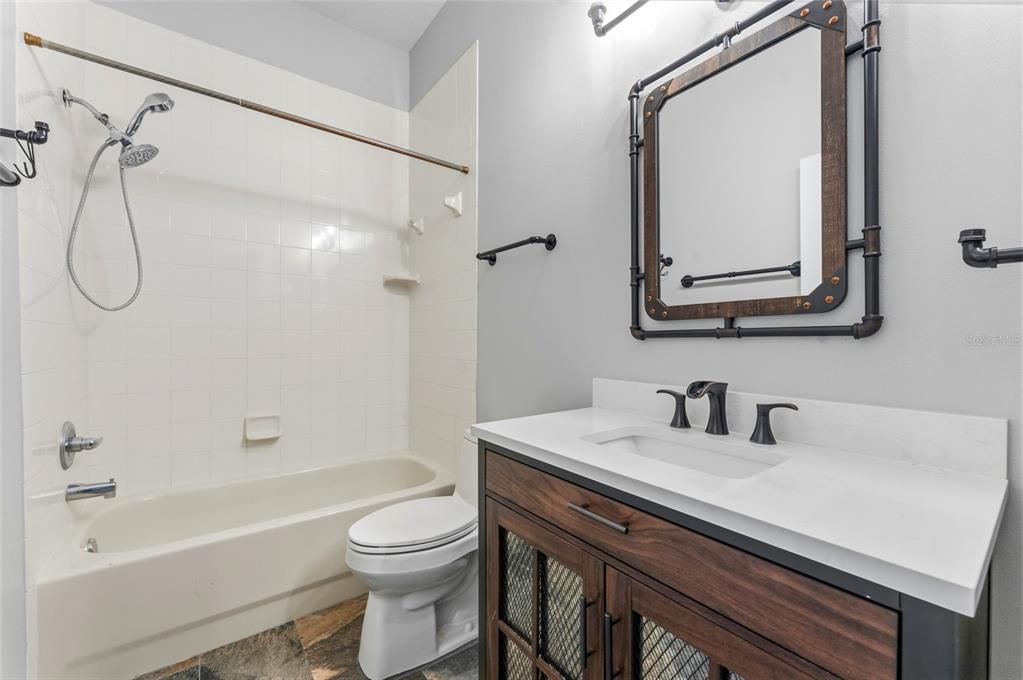 Activo con contrato: $525,000 (3 camas, 3 baños, 2444 Pies cuadrados)