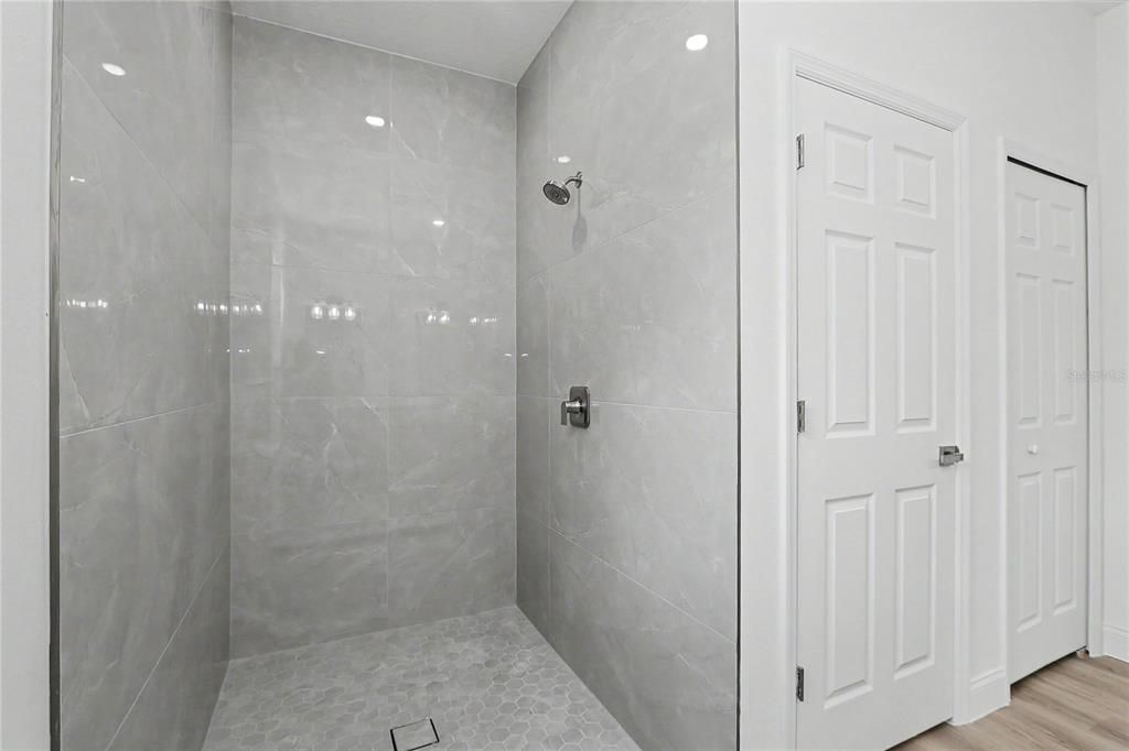 For Sale: $253,900 (3 beds, 2 baths, 1427 Square Feet)