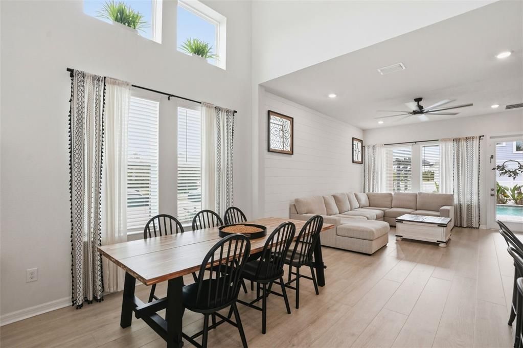 Activo con contrato: $625,000 (5 camas, 3 baños, 2415 Pies cuadrados)