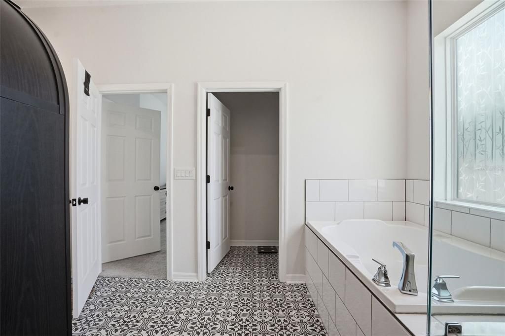 Activo con contrato: $625,000 (5 camas, 3 baños, 2415 Pies cuadrados)