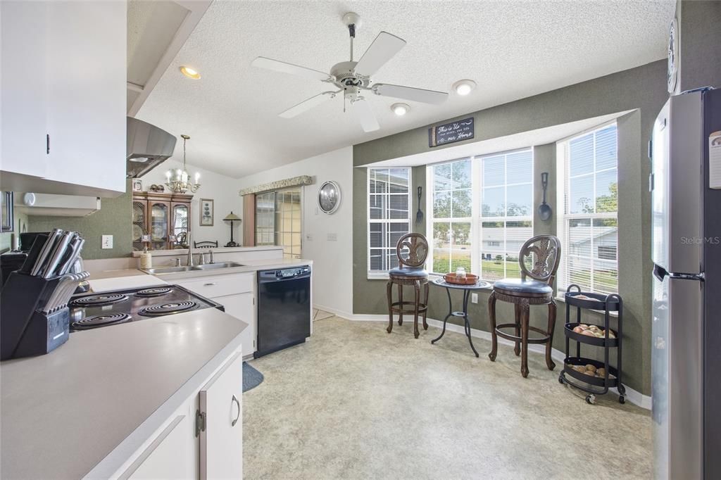 Active With Contract: $184,900 (2 beds, 2 baths, 1119 Square Feet)