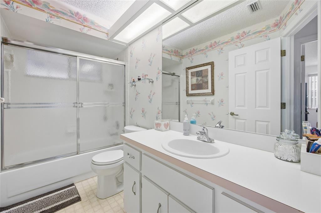 Active With Contract: $184,900 (2 beds, 2 baths, 1119 Square Feet)