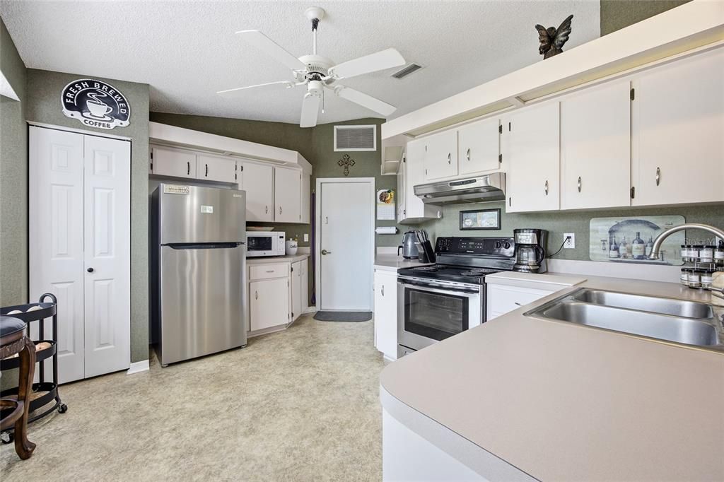 Active With Contract: $184,900 (2 beds, 2 baths, 1119 Square Feet)