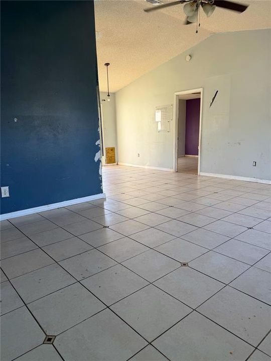 Activo con contrato: $224,999 (3 camas, 2 baños, 1499 Pies cuadrados)