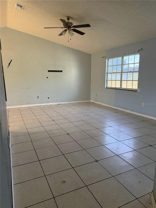 Activo con contrato: $224,999 (3 camas, 2 baños, 1499 Pies cuadrados)