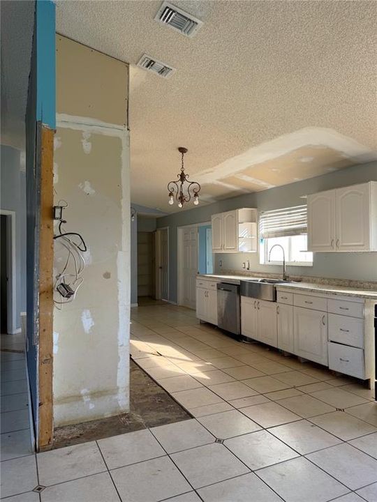 Activo con contrato: $224,999 (3 camas, 2 baños, 1499 Pies cuadrados)