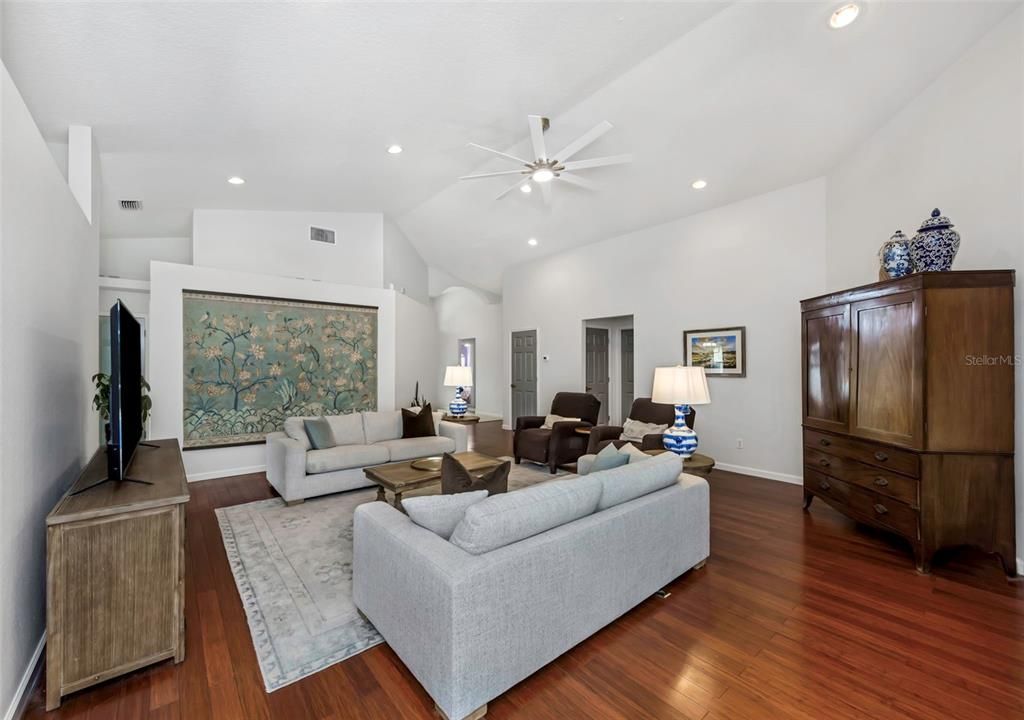 Activo con contrato: $599,000 (4 camas, 2 baños, 2121 Pies cuadrados)