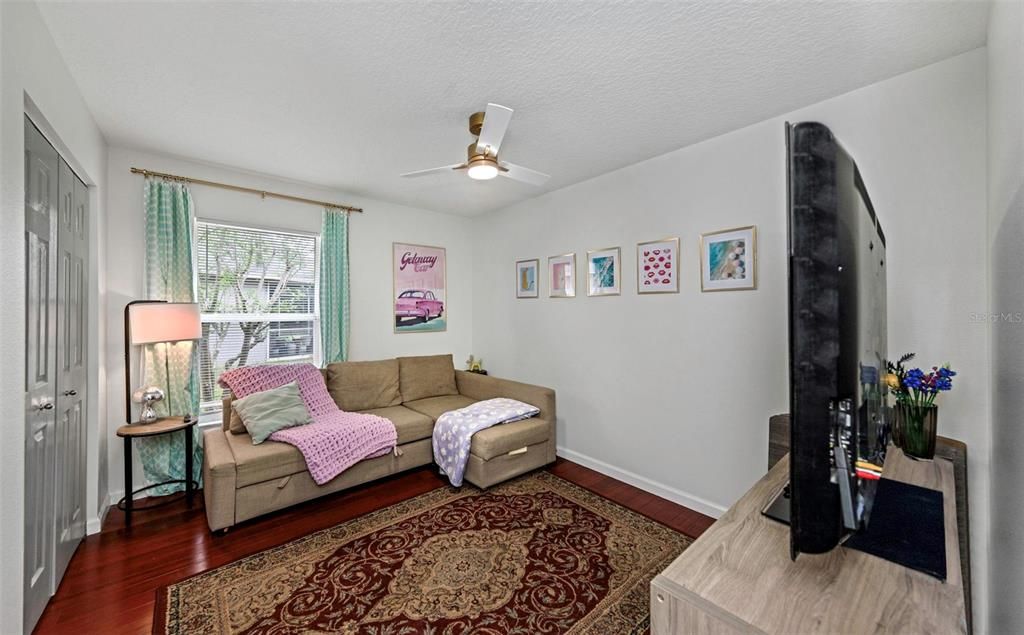 Activo con contrato: $599,000 (4 camas, 2 baños, 2121 Pies cuadrados)