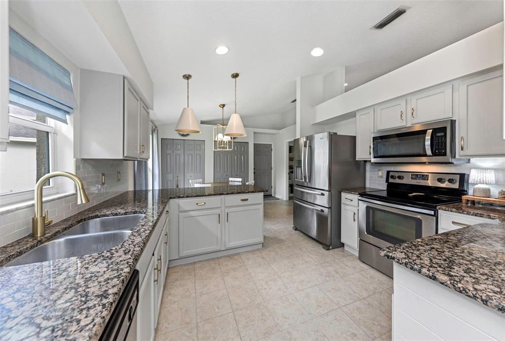 Activo con contrato: $599,000 (4 camas, 2 baños, 2121 Pies cuadrados)