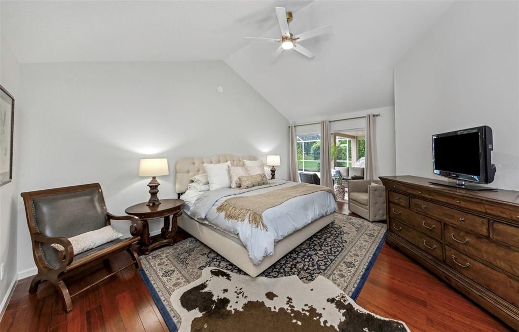 Activo con contrato: $599,000 (4 camas, 2 baños, 2121 Pies cuadrados)