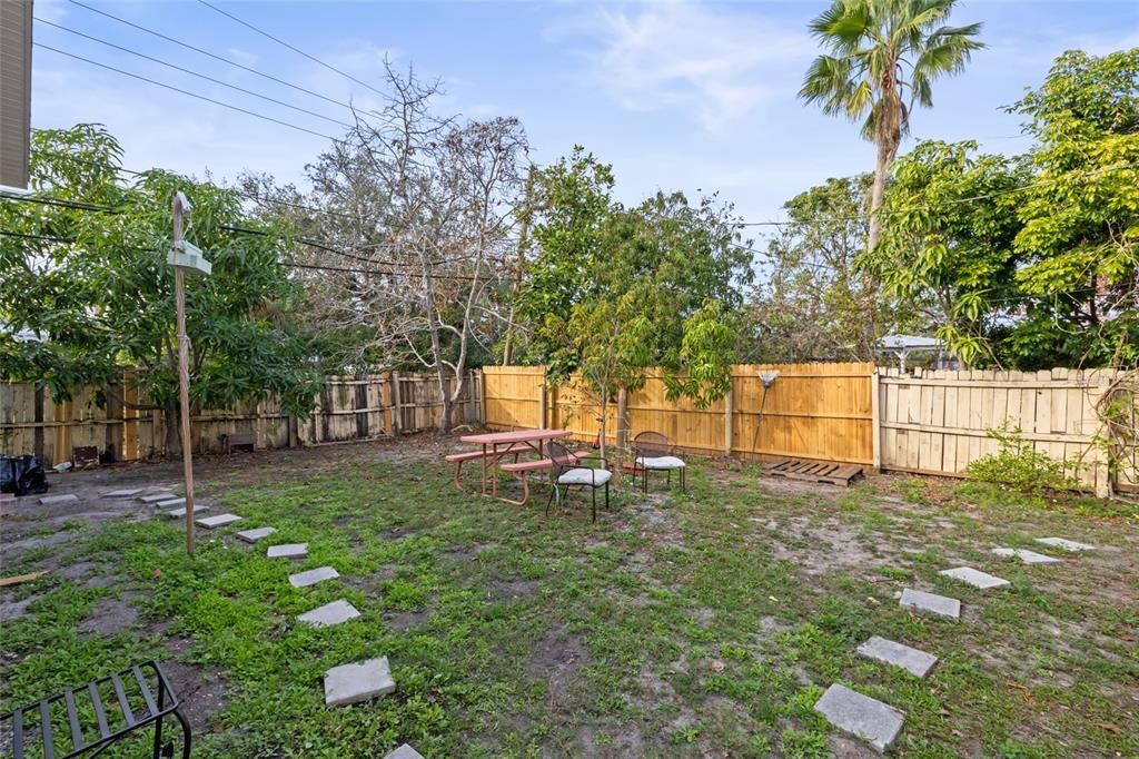 Active With Contract: $499,900 (5 beds, 3 baths, 2111 Square Feet)