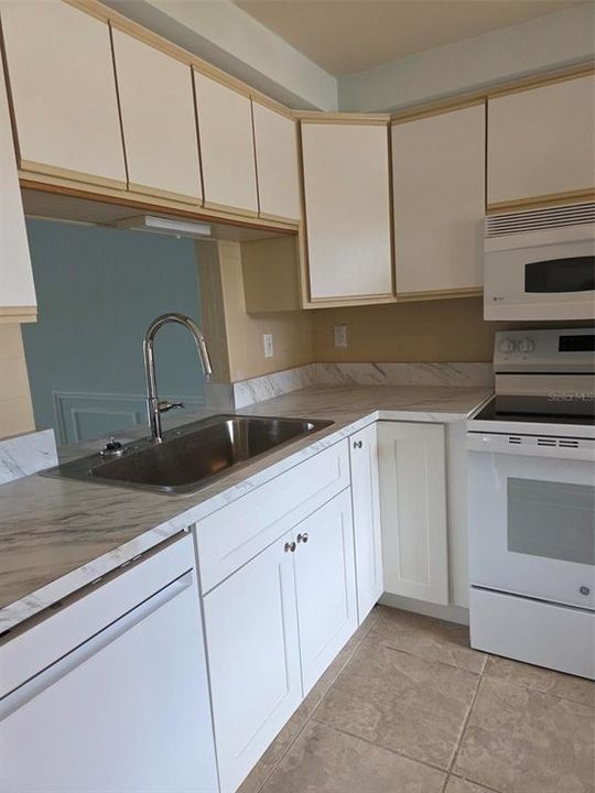 На продажу: $65,000 (2 спален, 1 ванн, 975 Квадратных фут)