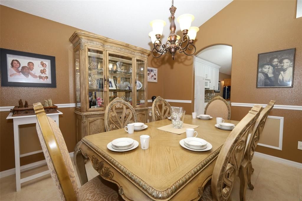 En Venta: $425,000 (4 camas, 2 baños, 2573 Pies cuadrados)