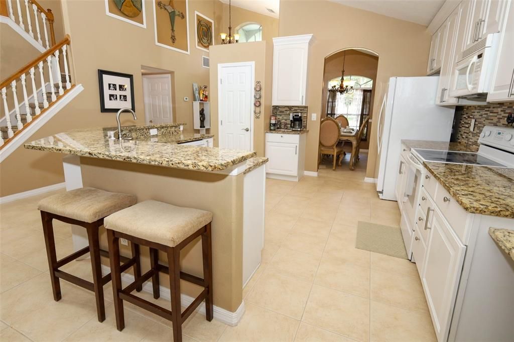 En Venta: $425,000 (4 camas, 2 baños, 2573 Pies cuadrados)