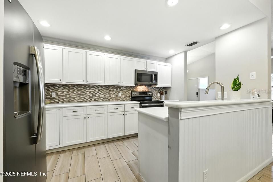 For Sale: $244,900 (2 beds, 2 baths, 1102 Square Feet)