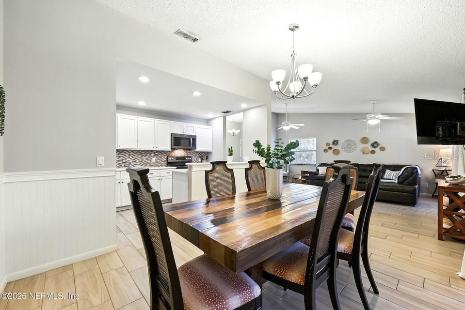 For Sale: $244,900 (2 beds, 2 baths, 1102 Square Feet)