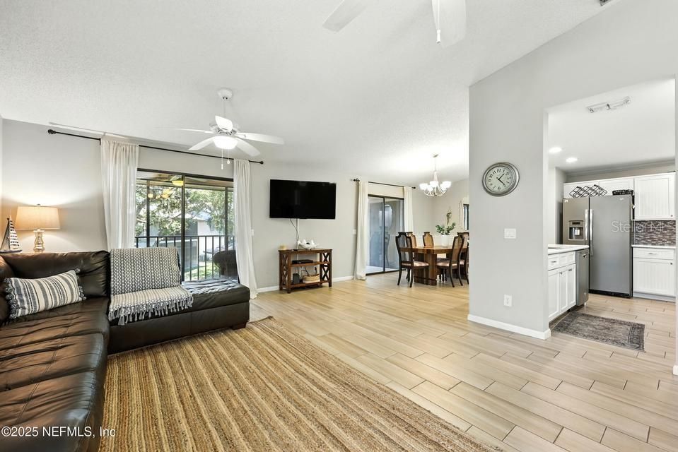 For Sale: $244,900 (2 beds, 2 baths, 1102 Square Feet)