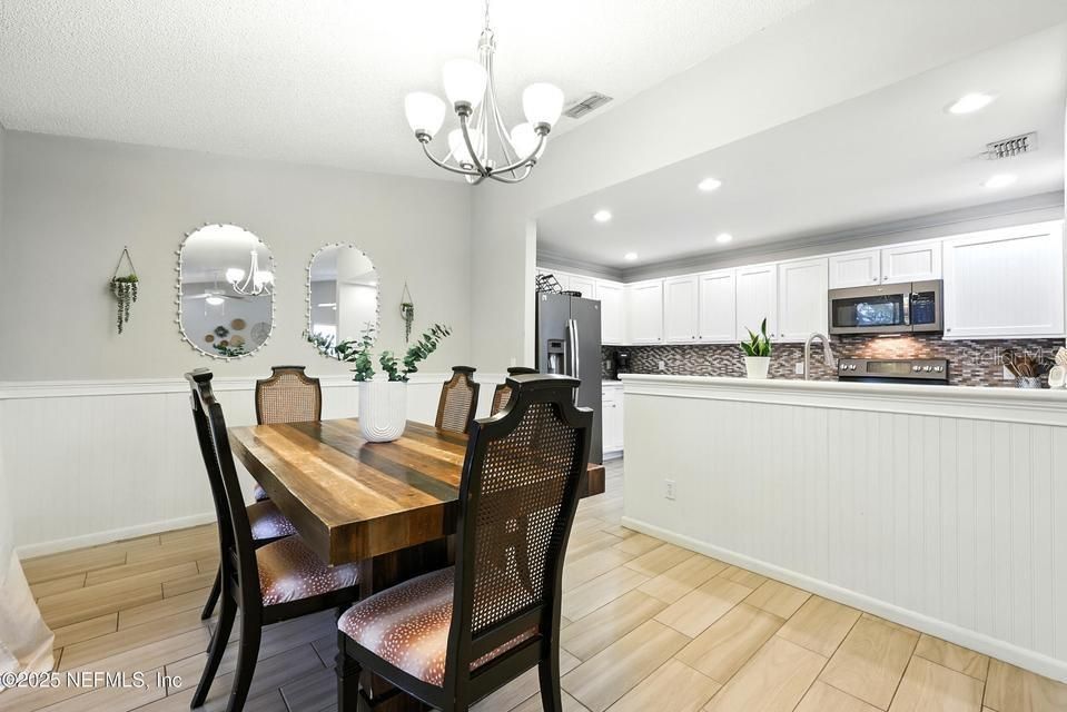 For Sale: $244,900 (2 beds, 2 baths, 1102 Square Feet)