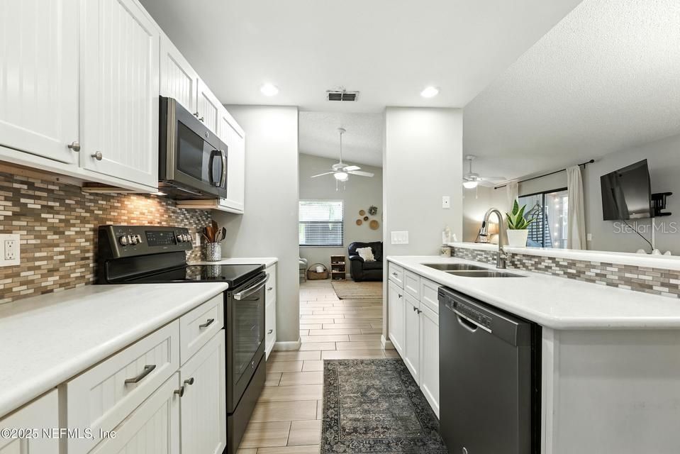 For Sale: $244,900 (2 beds, 2 baths, 1102 Square Feet)