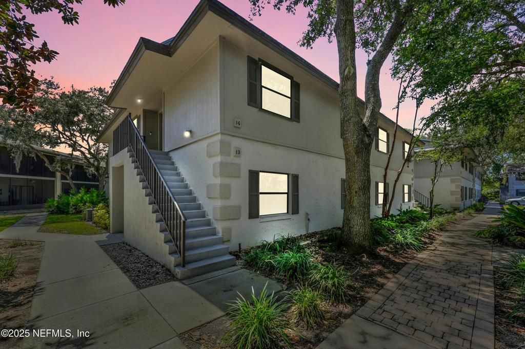 For Sale: $244,900 (2 beds, 2 baths, 1102 Square Feet)