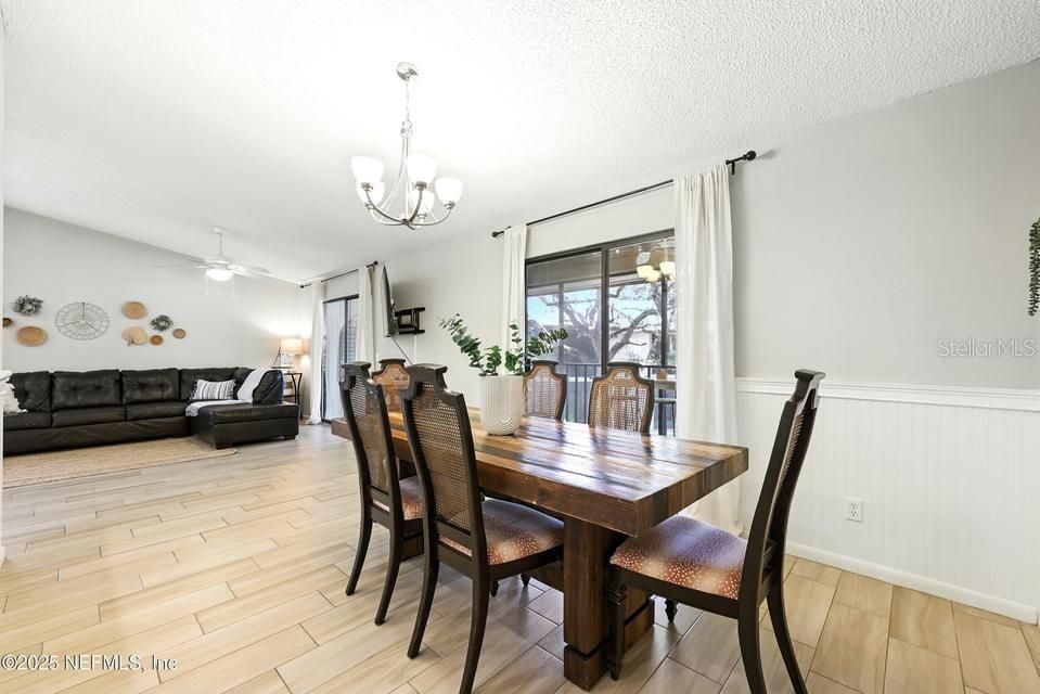 For Sale: $244,900 (2 beds, 2 baths, 1102 Square Feet)
