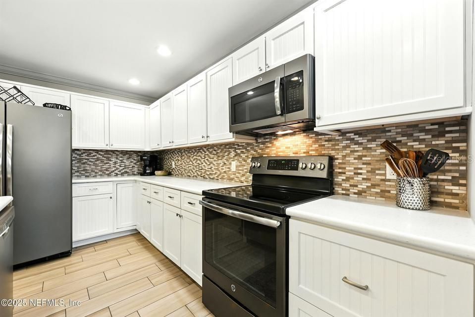 For Sale: $244,900 (2 beds, 2 baths, 1102 Square Feet)