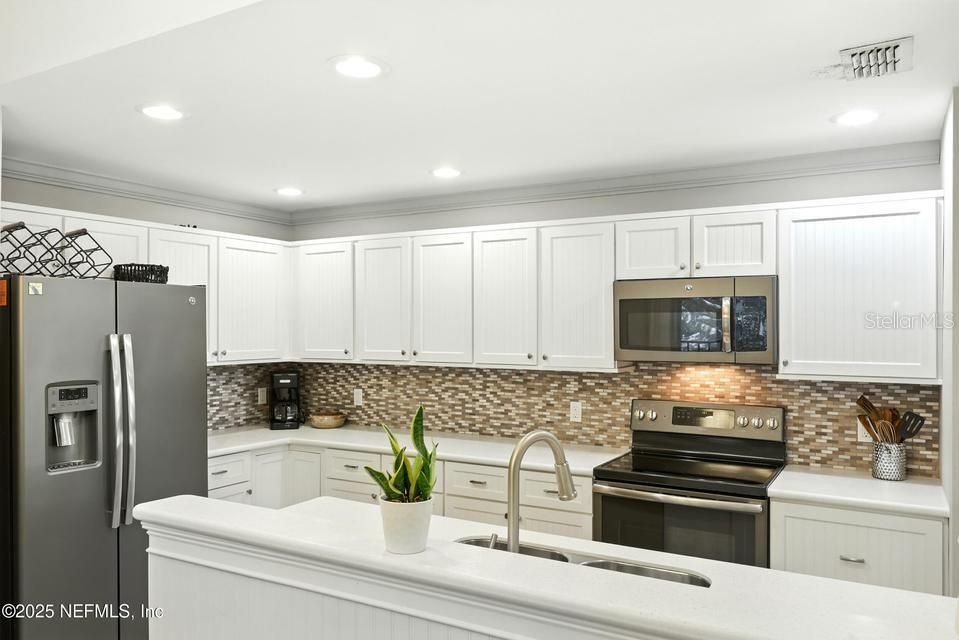 For Sale: $244,900 (2 beds, 2 baths, 1102 Square Feet)