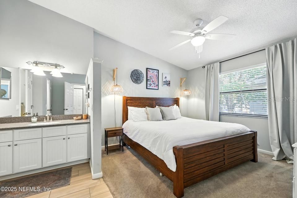 For Sale: $244,900 (2 beds, 2 baths, 1102 Square Feet)