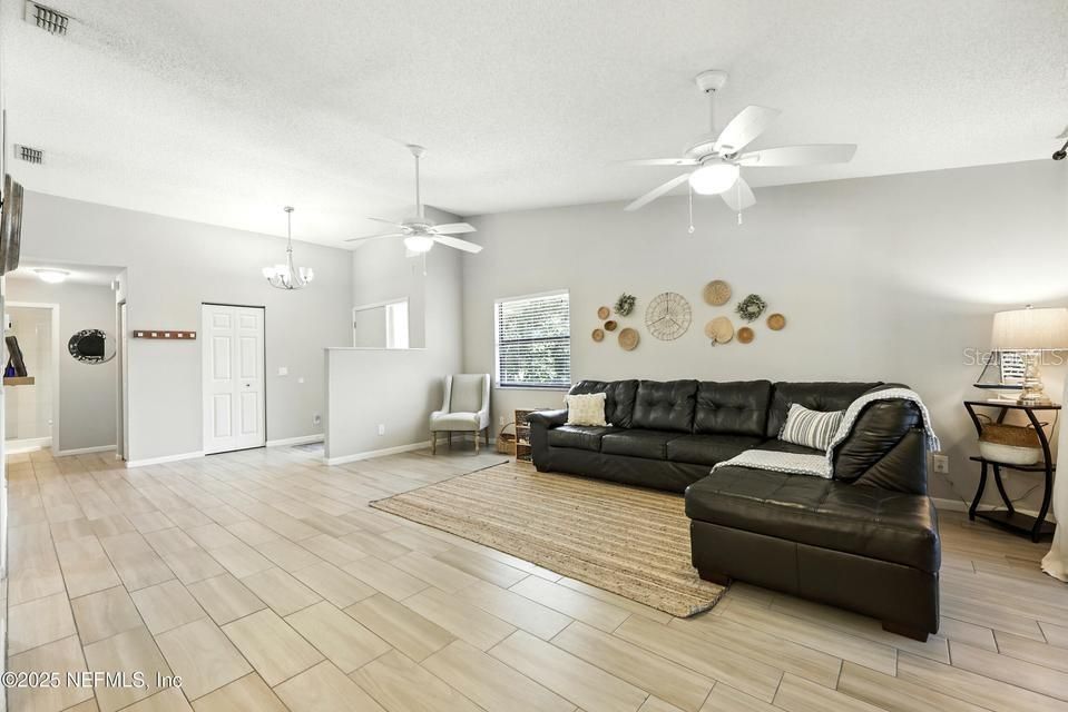 For Sale: $244,900 (2 beds, 2 baths, 1102 Square Feet)