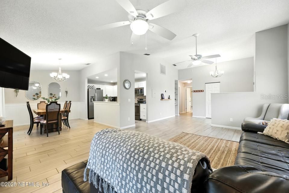 For Sale: $244,900 (2 beds, 2 baths, 1102 Square Feet)