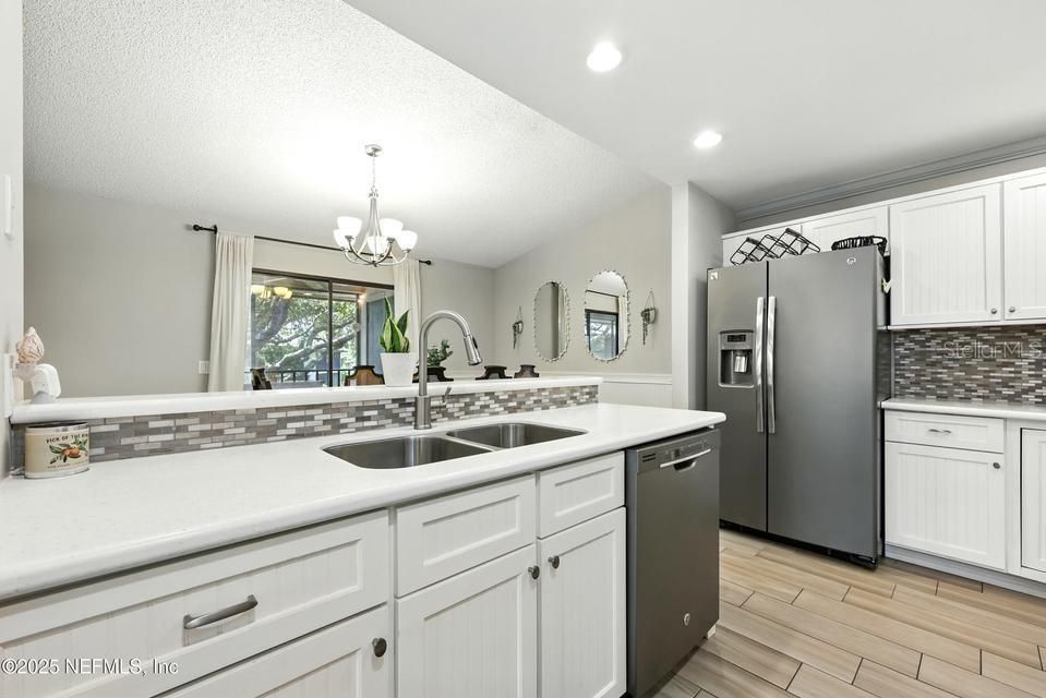 For Sale: $244,900 (2 beds, 2 baths, 1102 Square Feet)