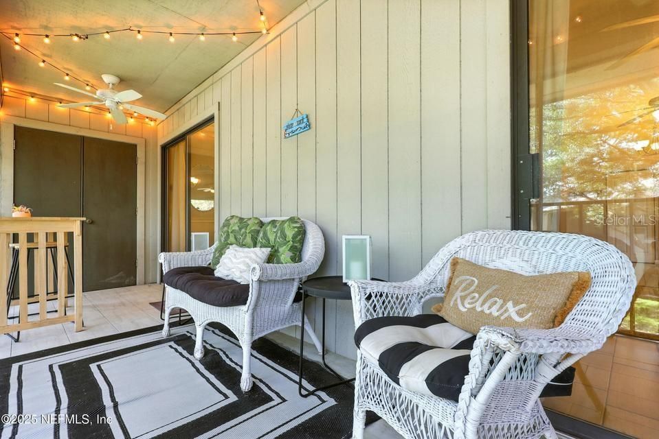 For Sale: $244,900 (2 beds, 2 baths, 1102 Square Feet)