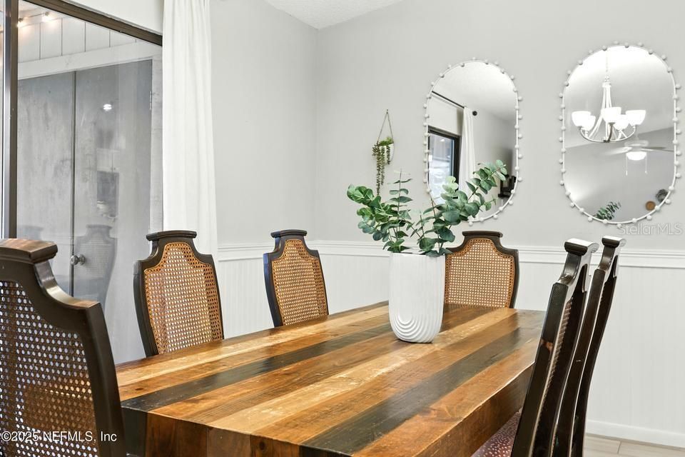 For Sale: $244,900 (2 beds, 2 baths, 1102 Square Feet)