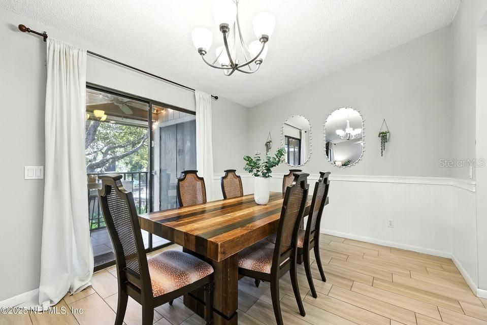 For Sale: $244,900 (2 beds, 2 baths, 1102 Square Feet)