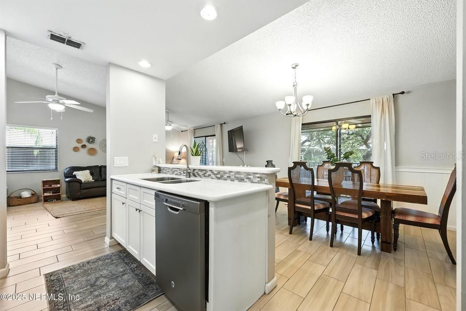 For Sale: $244,900 (2 beds, 2 baths, 1102 Square Feet)
