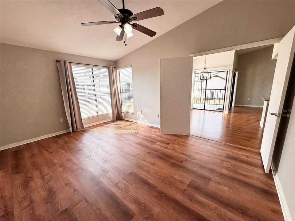 Active With Contract: $225,000 (2 beds, 2 baths, 1137 Square Feet)