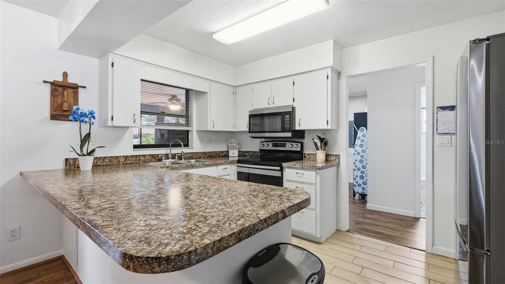 На продажу: $299,900 (4 спален, 2 ванн, 1738 Квадратных фут)