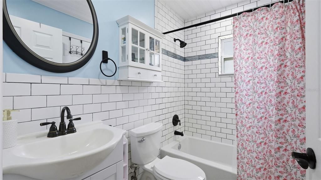 На продажу: $299,900 (4 спален, 2 ванн, 1738 Квадратных фут)