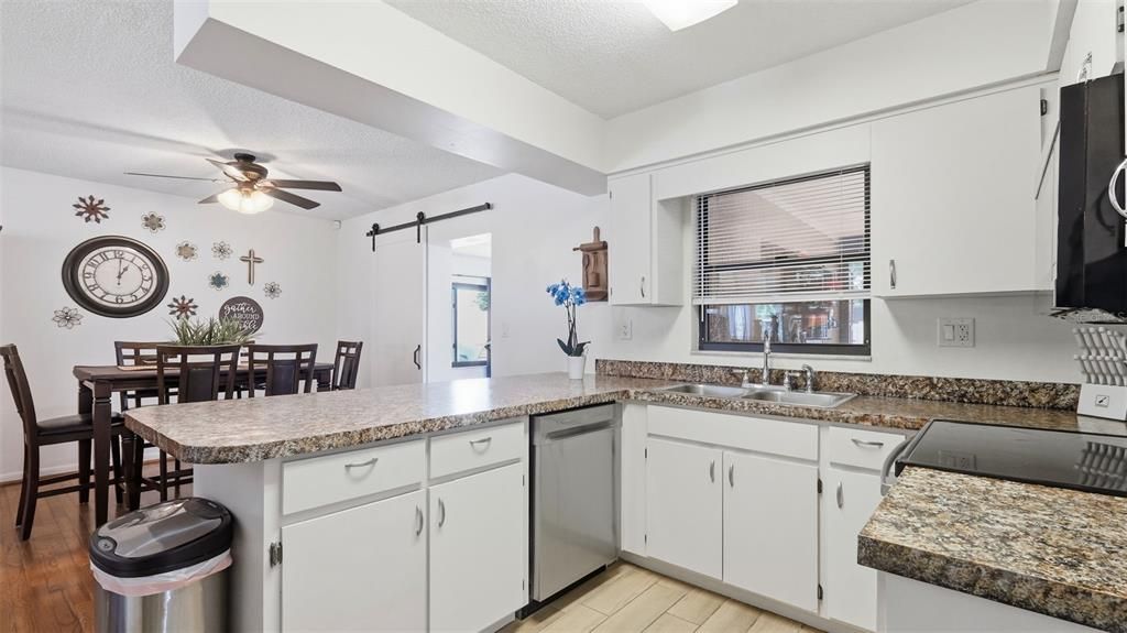 На продажу: $299,900 (4 спален, 2 ванн, 1738 Квадратных фут)