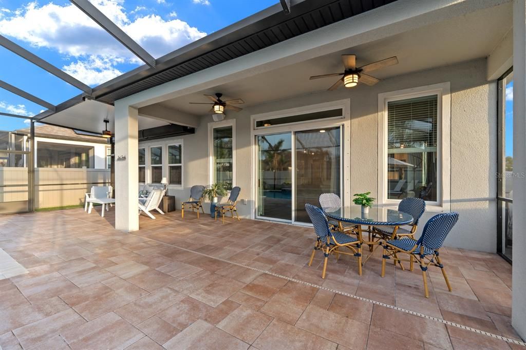 En Venta: $575,000 (4 camas, 2 baños, 2220 Pies cuadrados)